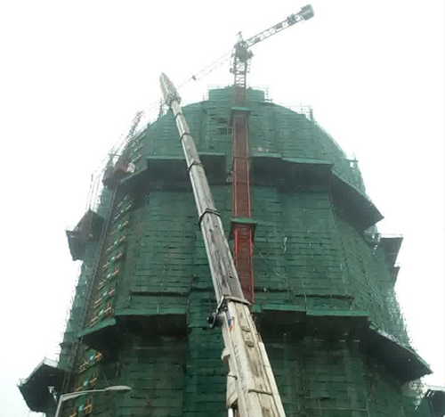 武川吊车在工地上作业